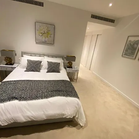 Appartamento Marvelous 3 Bed Penthouse In Kewbridge Londra Esterno foto
