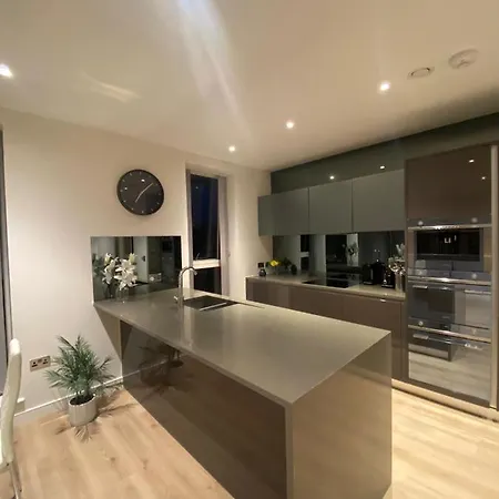 Appartamento Marvelous 3 Bed Penthouse In Kewbridge Londra Esterno foto